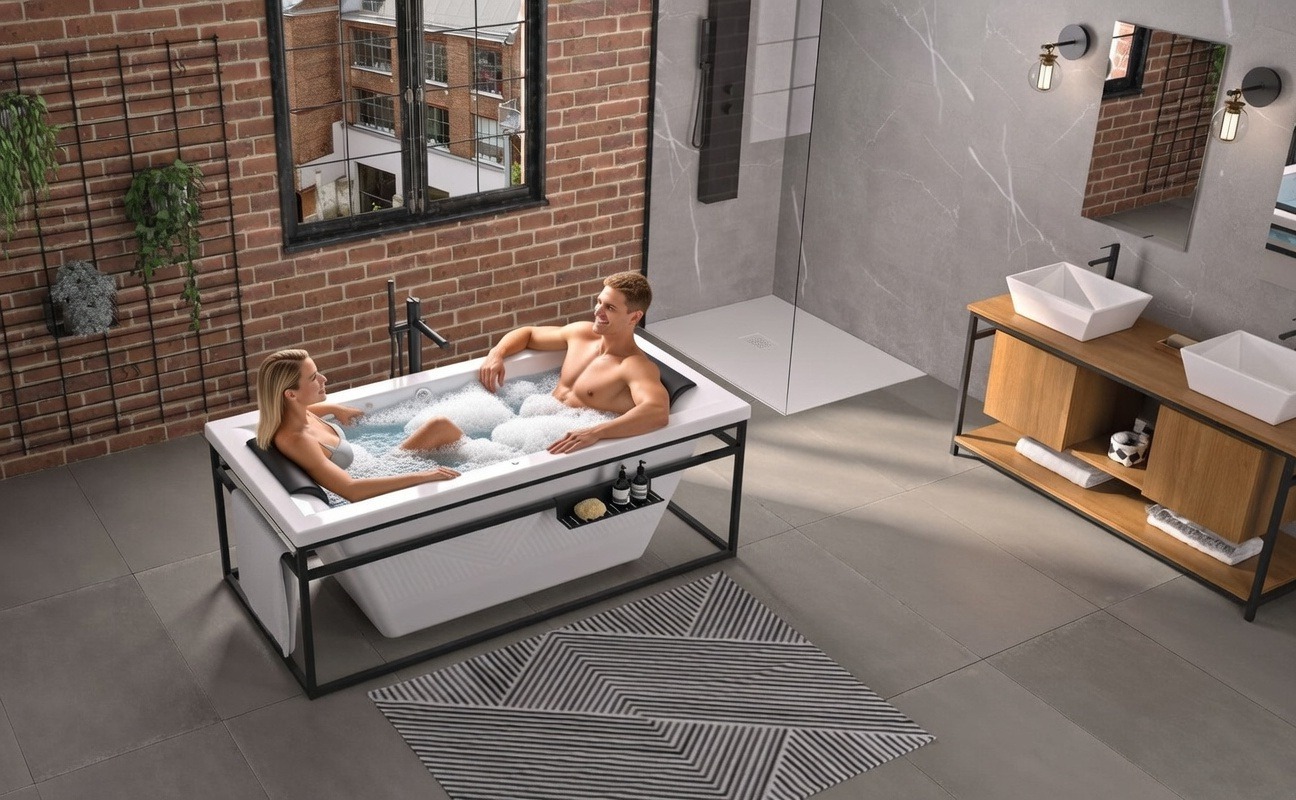 Baignoire îlot droite KINÉDO CHARLESTON 170X70 tête bain à gauche sur châssis autoportant noir coque brillante