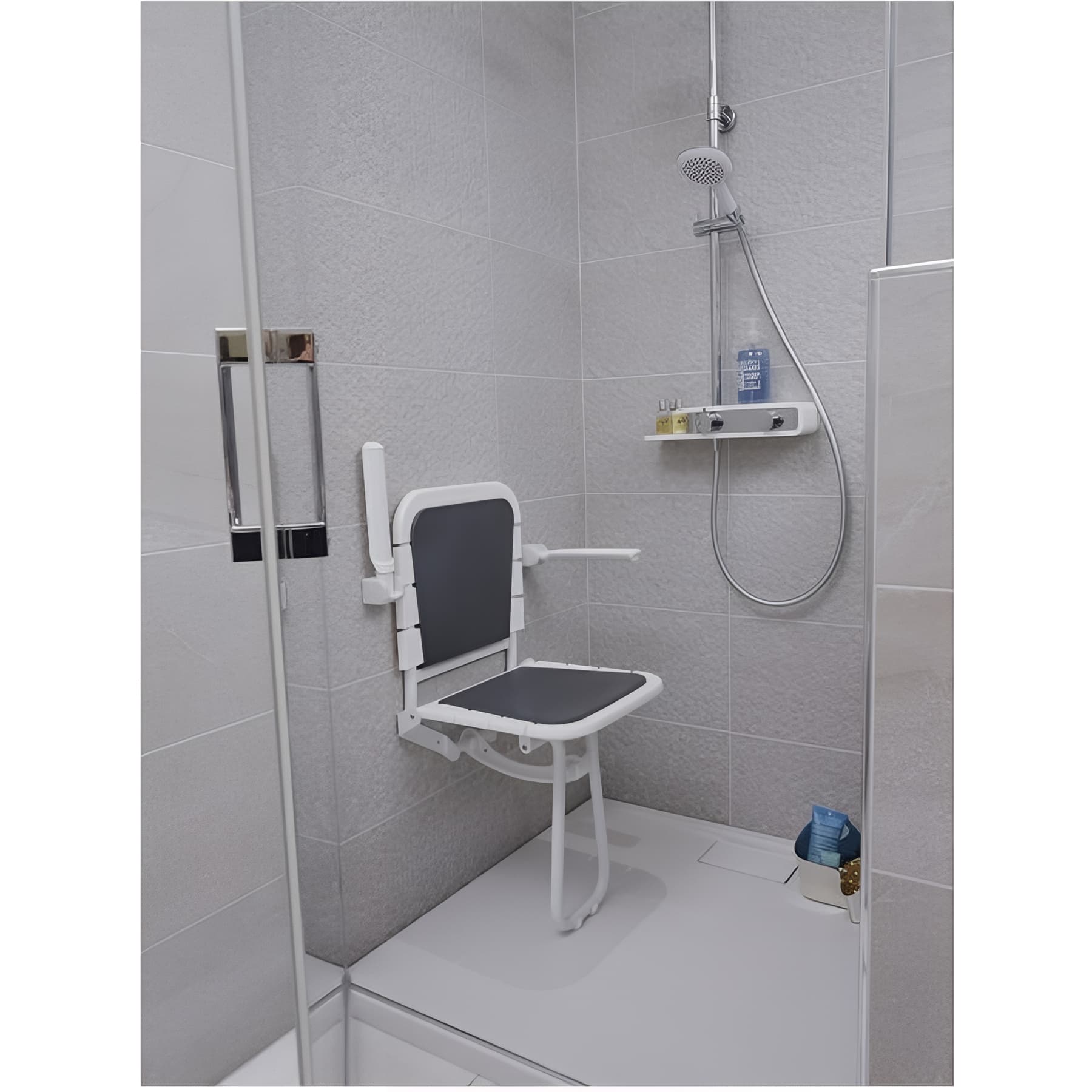Siège de douche PMR normes handicapé Gamme PRO PELLET 4 lattes béquille dossier accoudoirs blanc et coussins gris